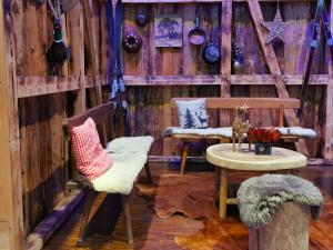 Holzbank mit Lehne 1